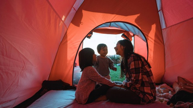 Ilustrasi berkemah bersama anak. Foto: Odua Images/Shutterstock