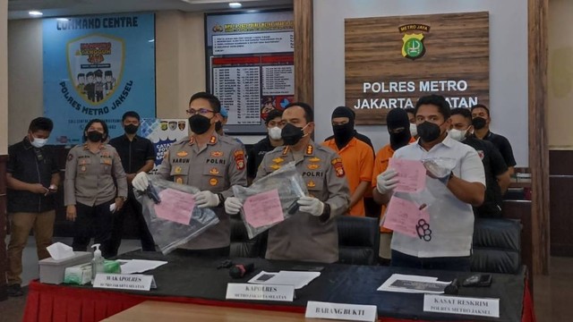 Jumpa pers kasus penodongan benda mirip senpi di Polres Metro Jakarta Selatan, Rabu (15/6/2022). Foto: Dok. Istimewa