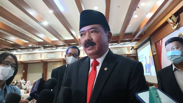 Mantan Panglima TNI Marsekal Purn Hadi Tjahjanto saat serah terima jabatan Menteri ATR/BPN. Foto: Akbar Maulana/kumparan