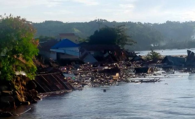 Abrasi air laut yang terjadi di Kabupaten Minahasa Selatan, mengakibatkan satu jembatan ambruk dan puluhan rumah terimbas.
