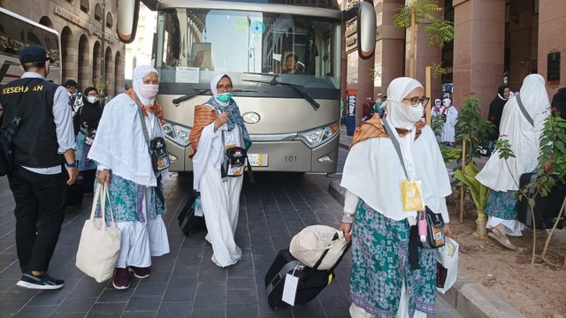 Jemaah Calon Haji (JCH) Embarkasi Aceh yang tergabung dalam kloter 1 telah tiba di Madinah, Arab Saudi, Rabu (15/6/2022) dini hari. Foto: Kiriman untuk acehkini