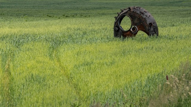 Sisa-sisa rudal balistik Tochka-U Rusia terlihat di ladang gandum di wilayah Chernihiv, Ukraina. Foto: Vladyslav Musiienko/REUTERS