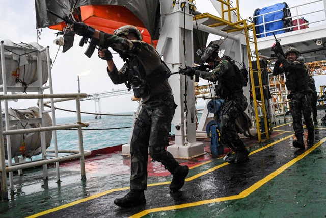 Prajurit Komando Pasukan Katak (Kopaska) TNI AL melakukan penyergapan musuh saat latihan operasi kontra teror maritim di kapal tongkang akomodasi Pertamina Hulu Energi Offshore Southeast Sumatra (PHE OSES) di Perairan Kepulauan Seribu, Jakarta. Foto: M Risyal Hidayat/ANTARA FOTO