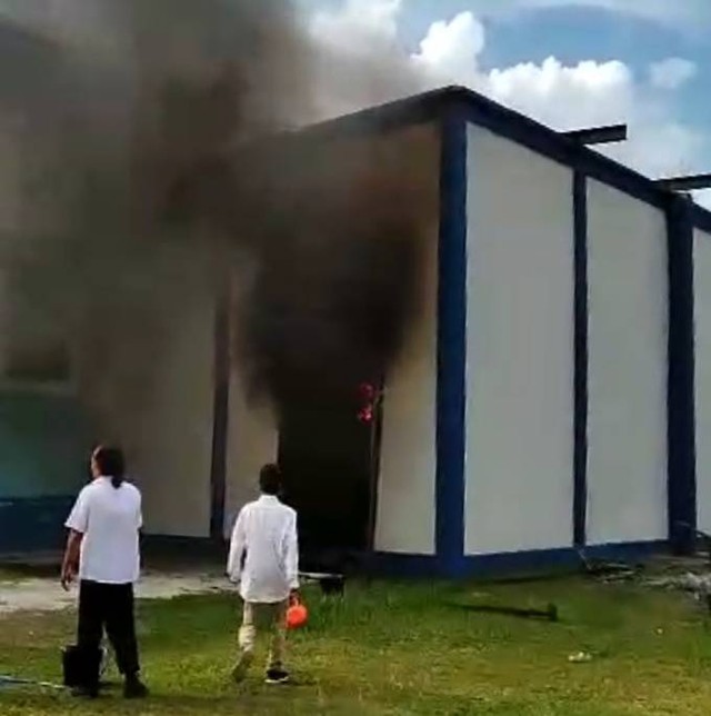 Kepulan asap dari dalam studio TVRI yang terbakar. (FOTO:Dokumen Ist).