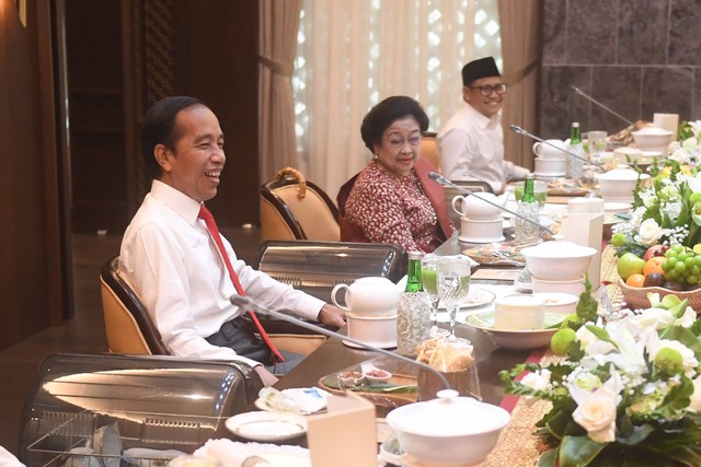 Presiden Joko Widodo (kedua kiri) melakukan jamuan makan siang dengan ketua umum parpol di presidensial lounge di kompleks Istana Kepresidenan Jakarta, Rabu (15/6/2022).  Foto: Akbar Nugroho Gumay/ANTARA FOTO