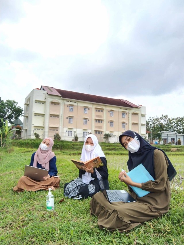 Santriwati Pondok Pesantren Darussalam Dukuhwaluh Purwokerto belajar menggunakan media elektronik. Kredit foto Yuliana Puspita Dewi/Santriwati Pondok Pesantren Darussalam Dukuhwaluh Purwokerto.