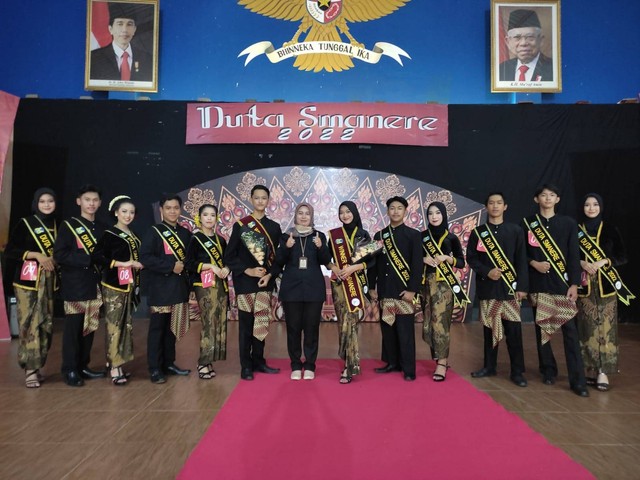Duta SMANERE 2022 berfoto bersama Kepala SMAN 1 Turen, Eny Retno Diwati. Foto: dok. SMAN 1 Turen