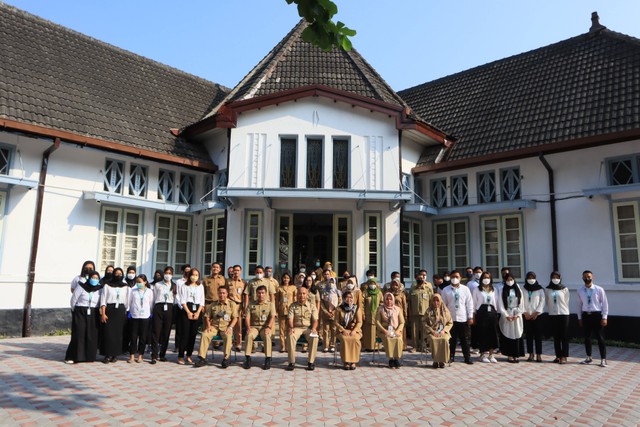 foto bersama pegawai dinas dan kepala dinas pariwisata beserta mahasiswa magang. (sumber: foto pribadi)