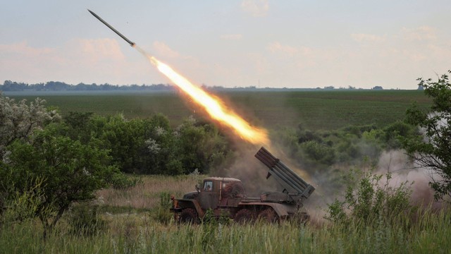 Anggota layanan Ukraina menembakkan sistem peluncuran roket ganda BM-21 Grad, di tengah serangan Rusia ke Ukraina, dekat kota Bakhmut, wilayah Donetsk Ukraina. Foto: Gleb Garanich/REUTERS
