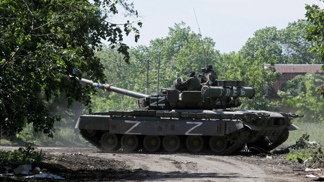 Anggota layanan pasukan pro-Rusia mengendarai tank selama konflik Ukraina-Rusia di kota Popasna di Wilayah Luhansk, Ukraina. Foto: Alexander Ermochenko/REUTERS