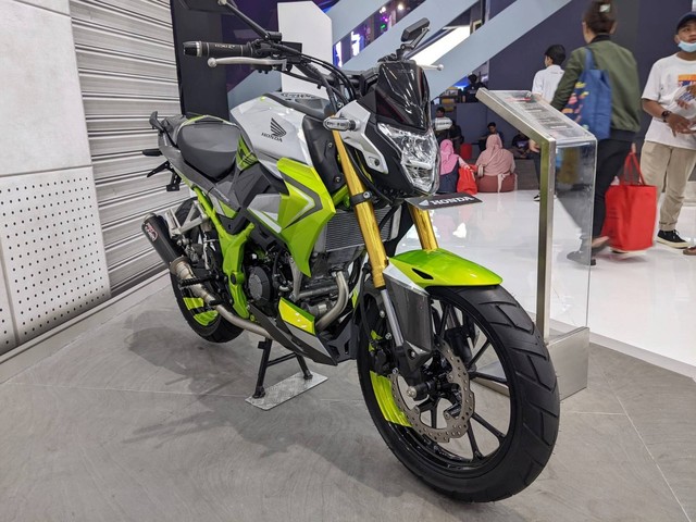Salah satu contoh modifikasi Honda CB150R StreetFire di booth Honda Jakarta Fair 2022. Foto: Sena Pratama/kumparan