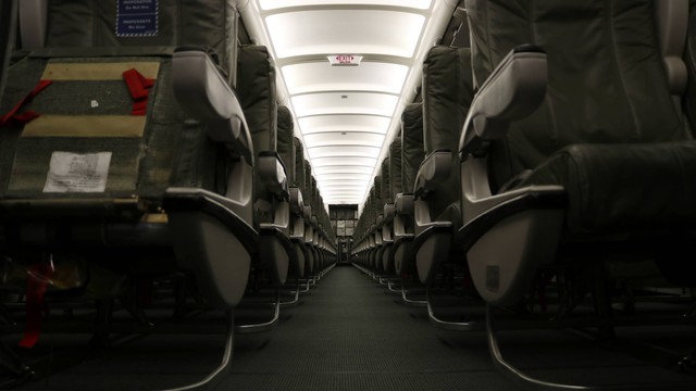 Ilustrasi kabin pesawat kosong tanpa penumpang. Foto: EricGehman/Shutterstock