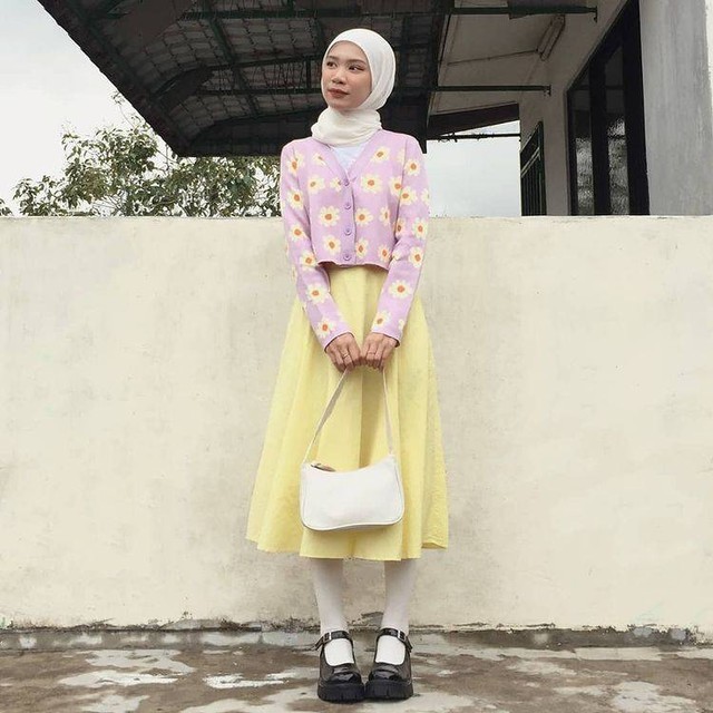 Tampil Cheerful, Ini 7 Mix and Match Outfit Hijab ala 'Cewek Kue' (7)