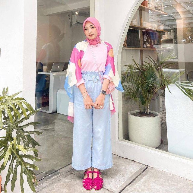 Tampil Cheerful, Ini 7 Mix and Match Outfit Hijab ala 'Cewek Kue' (5)