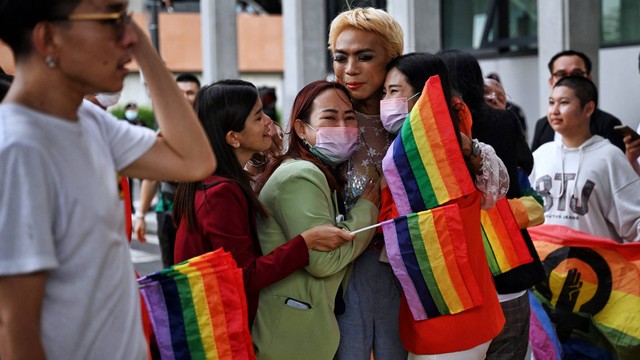 Aktivis dan pendukung LGBTQIA+ bergembira setelah pengesahan pertama RUU Kesetaraan Perkawinan di luar parlemen di Bangkok, hailand, Rabu (15/6/2022). Foto: Lillian Suwanrumpha/AFP