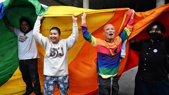 Aktivis dan pendukung LGBTQIA+ bergembira setelah pengesahan pertama RUU Kesetaraan Perkawinan di luar parlemen di Bangkok, hailand, Rabu (15/6/2022). Foto: Lillian Suwanrumpha/AFP