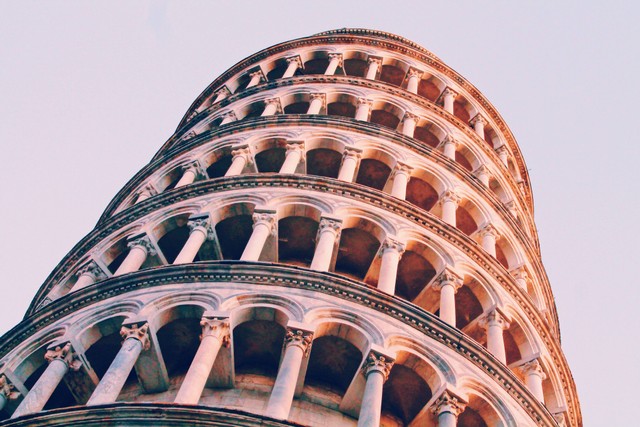 Ilustrasi Kenapa Menara Pisa miring tapi tidak roboh? sumber foto: (Alex Vasey) by Unsplash.com