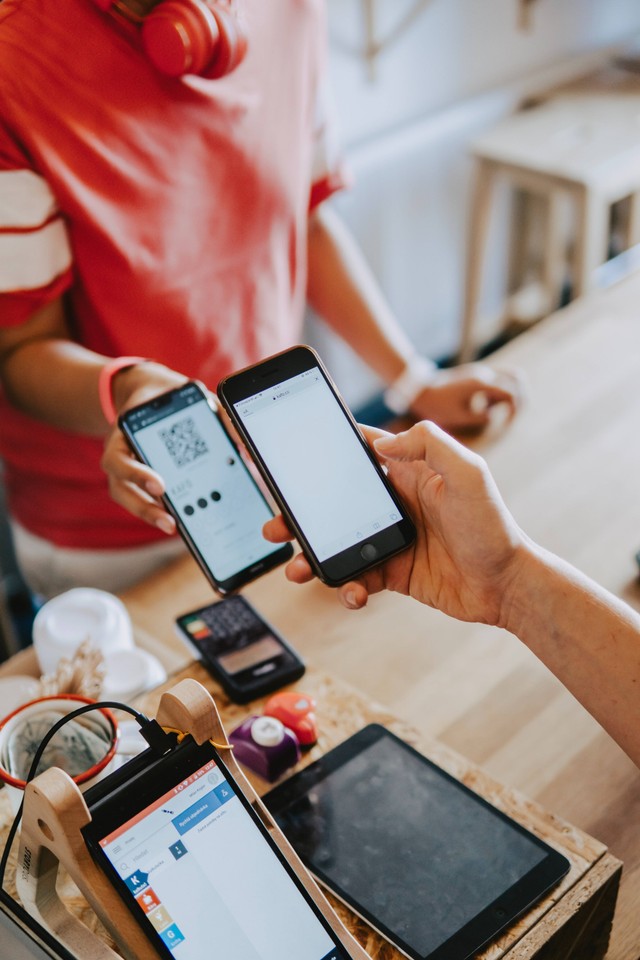 Ilustrasi pembayaran dengan kode QR. Sumber: Unsplash.com.