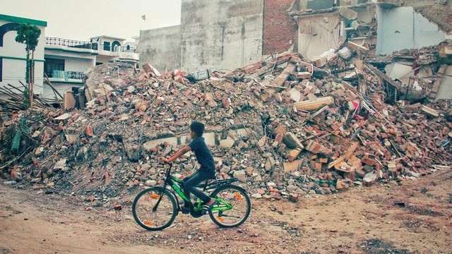 Otoritas setempat menghancurkan rumah Javed Mohammad setelah menangkapnya terkait unjuk rasa berbasis agama baru-baru ini.