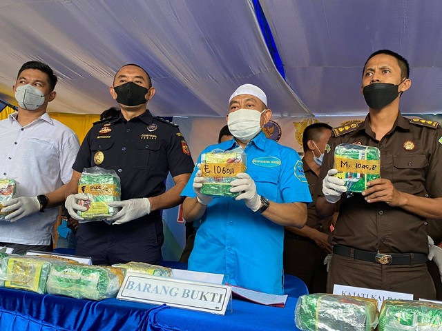 BNN Kalbar memusnakan 13 kilogram sabu asal Malaysia. Foto: Teri/Hi!Pontianak