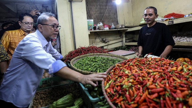 Menteri Perdagangan Zulkifli Hasan (kedua kiri) didampingi Wakil Menteri Jerry Sambuaga(kiri) meninjau harga cabai di Pasar Cibubur, Jakarta, Kamis (16/6/2022). Foto: Asprilla Dwi Adha/ANTARA FOTO