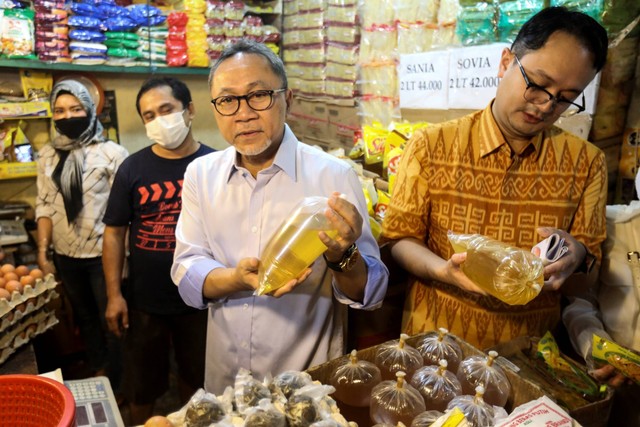 Menteri Perdagangan Zulkifli Hasan (Kedua kanan) didampingi Wakil Menteri Jerry Sambuaga (kanan) meninjau harga minyak goreng curah di Pasar Cibubur, Jakarta, Kamis (16/6/2022). Foto: Asprilla Dwi Adha/ANTARA FOTO