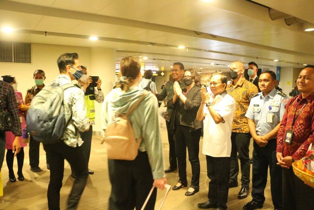Gubernur Bali Wayan Koster ikut melakukan penyambutan turis Australia yang ikut dalam penerbangan perdana maskapai Virgin dari Australia di Bandara Ngurah Rai, Bali - IST