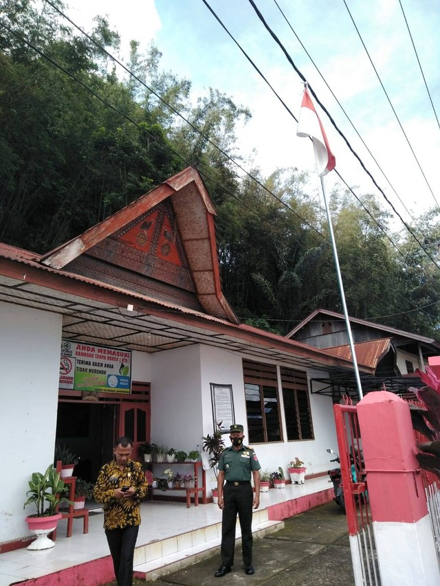 Viral, Bendera Merah Putih dipasang terbalik di Kantor Kelurahan Toraja Utara. Foto: Dok. Istimewa