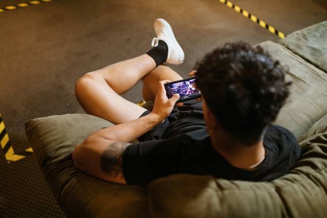 Ilustrasi Bermain Game Pesawat Tempur. Foto: Rodnae Production/pexels