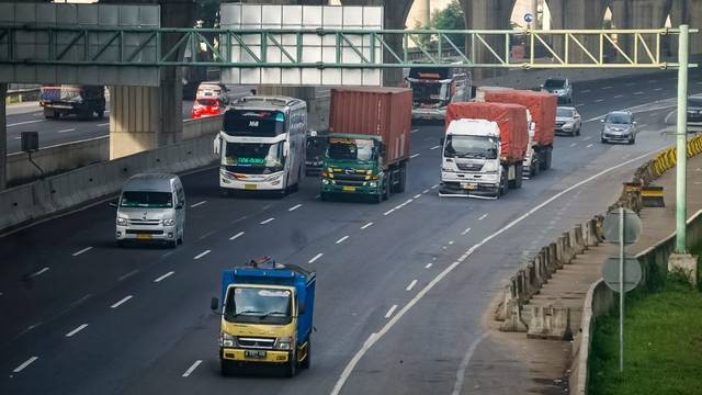 Ilustrasi truk melintas di jalan tol. Foto: Iqbal Firdaus/kumparan