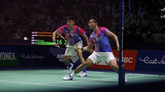 Aksi Ganda putra Indonesia, Pramudya Kusumawardana/Yeremia Erich Yoche Yacob Rambitan pada ajang Indonesia Open 2022 di Istora Senayan, Jakarta, Kamis (16/6). Foto: Aditia Noviansyah/kumparan