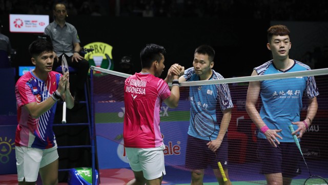 Ganda putra Indonesia, Pramudya Kusumawardana/Yeremia Erich Yoche Yacob Rambitan berjabat tangan dengan ganda putra Taiwan Lee Yang/Wang Chi-lin pada ajang Indonesia Open 2022 di Istora Senayan, Jakarta, Kamis (16/6). Foto: Aditia Noviansyah/kumparan