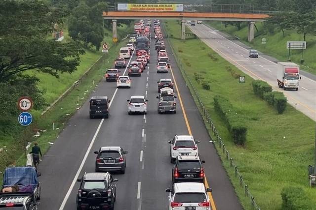 Arus lalu lintas GT Cikopo KM 73 arah Palimanan padat merayap pada Kamis (28/4/2022). Foto: Abdul Latif/kumparan