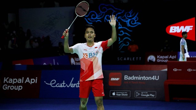 Tunggal putra Indonesia Anthony Sinisuka Ginting melawan Tunggal putra Denmark Hans-Kristian Solberg Vittinghus di laga 16 besar pada pertandingan Indonesia Open 2022 di Istora Senayan, Jakarta, Kamis (16/6/2022). Foto: Aditia Noviansyah/kumparan