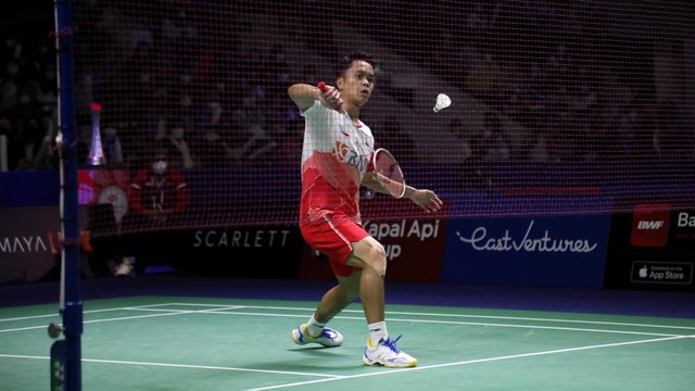 Tunggal putra Indonesia Anthony Sinisuka Ginting melawan Tunggal putra Denmark Hans-Kristian Solberg Vittinghus di laga 16 besar pada pertandingan Indonesia Open 2022 di Istora Senayan, Jakarta, Kamis (16/6/2022). Foto: Aditia Noviansyah/kumparan