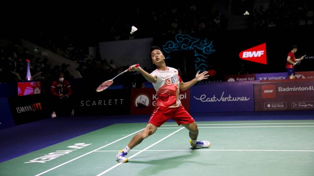 Tunggal putra Indonesia Anthony Sinisuka Ginting melawan Tunggal putra Denmark Hans-Kristian Solberg Vittinghus di laga 16 besar pada pertandingan Indonesia Open 2022 di Istora Senayan, Jakarta, Kamis (16/6/2022). Foto: Aditia Noviansyah/kumparan