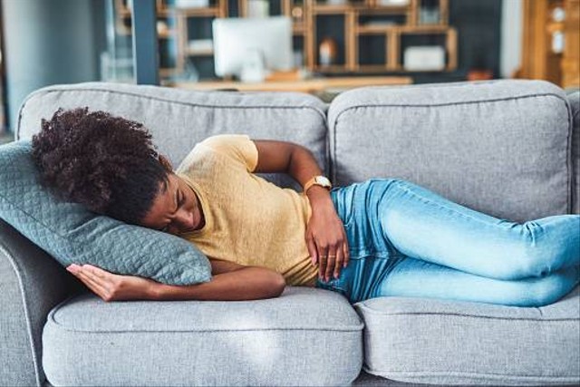 Keluhan lidah terasa pahit dan kepala pusing bisa menjadi gejala dari sindrom pramenstruasi. Foto: Unsplash.com
