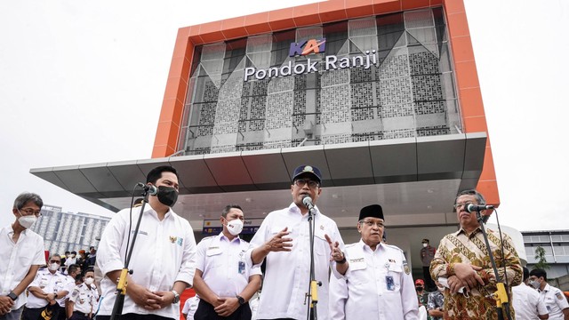 Menteri Perhubungan Budi Karya Sumadi (tengah) menyampaikan keterangan pers pada Peresmian Peningkatan dan Aksesibilitas dan Penataan Stasiun Pondok Ranji di Tangerang Selatan, Banten, Kamis (16/6/2022). Foto: Dhemas Reviyanto/ANTARA FOTO