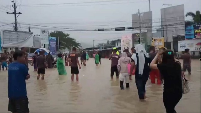 Banjir melanda pusat kota Kabupaten Mamuju, Sulawesi Barat (Sulbar), Minggu (12/6/2022). Foto: Dok. Tangkapan Layar Video