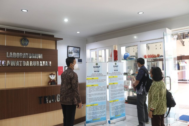 Dosen Spesialis Medikal Bedah "Prima Trisna Aji" ketika menjelaskan laboratorium Kegawatdaruratan/photo : @FIKESUMP On Website