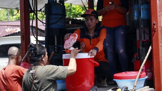 BPBD membagikan makanan untuk warga yang tinggal di pengungsian akibat terdampak abrasi yang terjadi Rabu (15/6) kemarin di Kabupaten Minahasa Selatan.