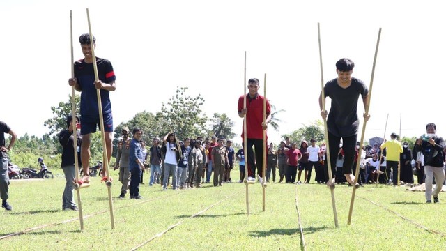Olahraga tradisional, seperti enggrang, kembali diperlombakan di Mamuju, Sulawesi Barat. Foto: Dok. Humas Pemprov Sulbar