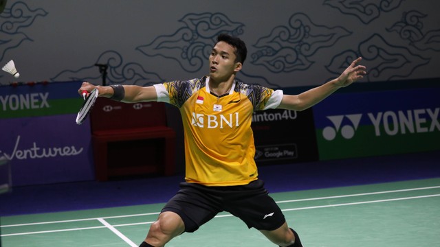 Tunggal putra Indonesia, Jonatan Christie melawan tunggal putra asal China, Zhao Jun Peng, di laga 16 besar Istora Senayan, Jakarta, Kamis (16/6).  Foto: Aditia Noviansyah/kumparan