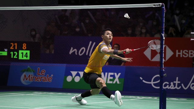 Tunggal putra Indonesia, Jonatan Christie melawan tunggal putra asal China, Zhao Jun Peng, di laga 16 besar Istora Senayan, Jakarta, Kamis (16/6).  Foto: Aditia Noviansyah/kumparan