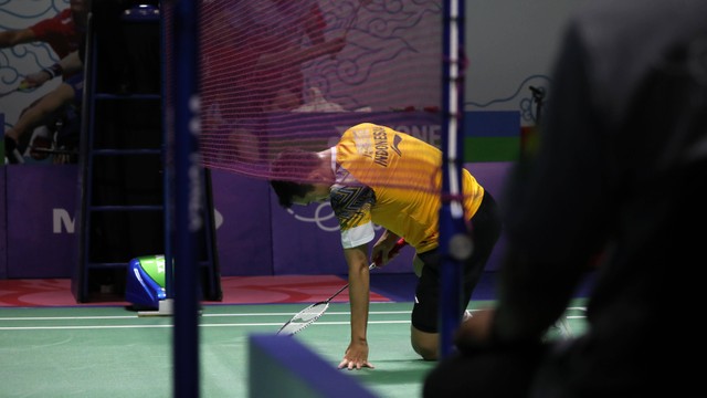 Tunggal putra Indonesia, Jonatan Christie melawan tunggal putra asal China, Zhao Jun Peng, di laga 16 besar Istora Senayan, Jakarta, Kamis (16/6).  Foto: Aditia Noviansyah/kumparan