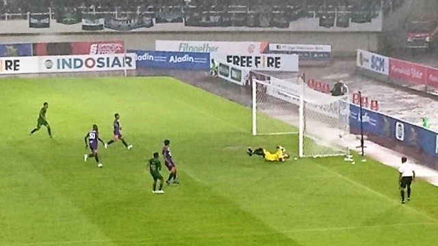 Gelandang PSS Sleman, Fandi Eko Utomo, mencetak gol ke gawang Persita Tangerang dalam penyisihan Grup A Piala Presiden 2022 di Stadion Manahan Solo, Kamis (16/06/2022). FOTO: Agung Santoso