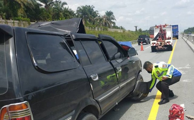 MOBIL Toyota Kijang LGX ringsek usai menghantam truk kontainer di Jalan Tol Pekanbaru-Dumai KM 65, Kamis (16/6/2022).