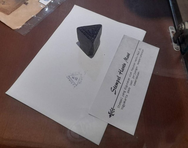 Stempel Hantu Maut yang terbuat dari Batu Hitam Andesit di Museum Nasional Proklamasi, Selasa (7/6). Dokumentasi Pribadi