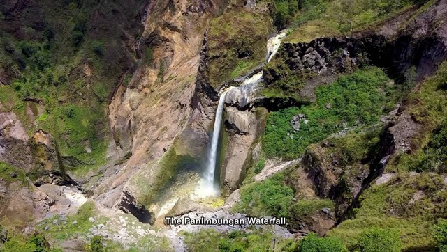 Air terjun Panimbungan di jalur wisata pendakian Torean, TN Gunung Rinjani. Foto: Tangkapan layar Film Rindu Rinjani.