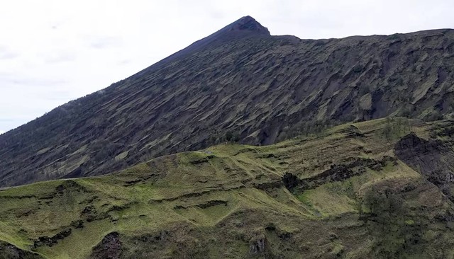 Puncak Gunung Rinjani terlihat dari Plawangan Sembalun, Foto: Tangkapan layar Film Rindu Rinjani.